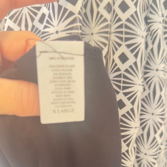 🤍☑️Cool Lightweight BNW Print Top XL🤍☑️ - Picture 2 of 2